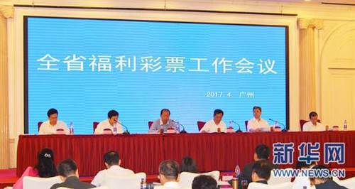 今年夏窗期间，有多家媒体报道称，有沙超豪门俱乐部向穆帅抛出了橄榄枝，但他决定继续留在罗马。